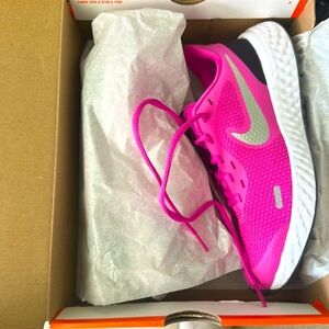 Nike NEW Girls pink 3.5Y sneakers in box.